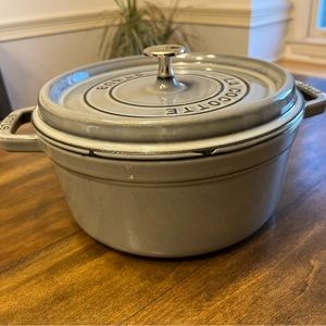 Staub 4QT Round Dutch Oven Graphite Grey Enamel Cast Iron Cocotte 24cm *READ*